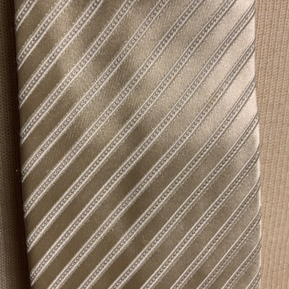 DONALD J TRUMP SIGNATURE CREAM SILK DIAGONAL WEAVE SHADOW STRIPES NECKTIE. - Picture 3 of 12